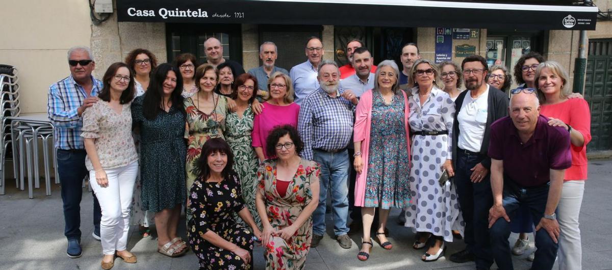 Miluca Quintela, cuarta por la derecha, de la primera fila, ayer tras el homenaje. | // SANTOS ÁLVAREZ