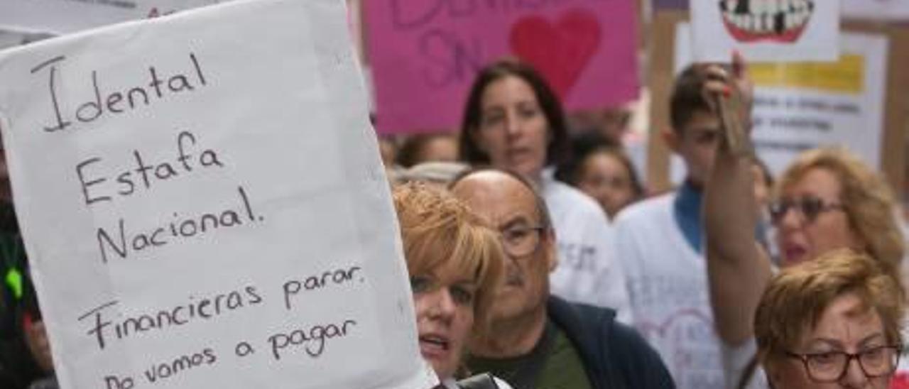 Una protesta de afectados por el cierre de las clínicas iDental.