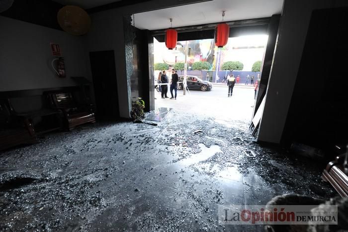 Un coche se estrella contra un restaurante