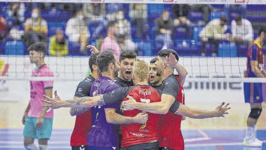 Los jugadores del Conecta Balear Manacor celebran un punto durante el choque ante el Barça en el pabellón Miquel Àngel Nadal.