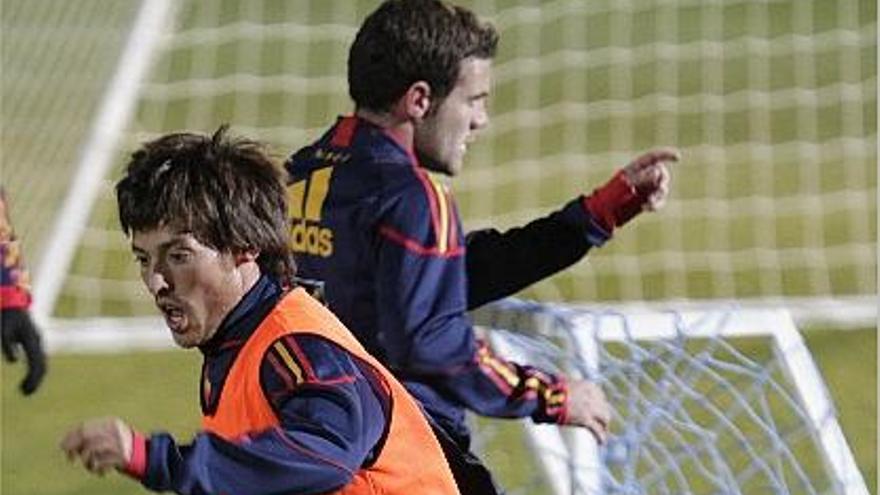 David Silva y Juan Mata, durante el entrenamiento del martes con la selección.