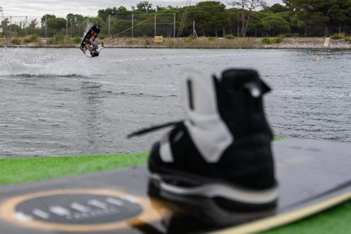 Una tabla de wake con pirueta al fondo.