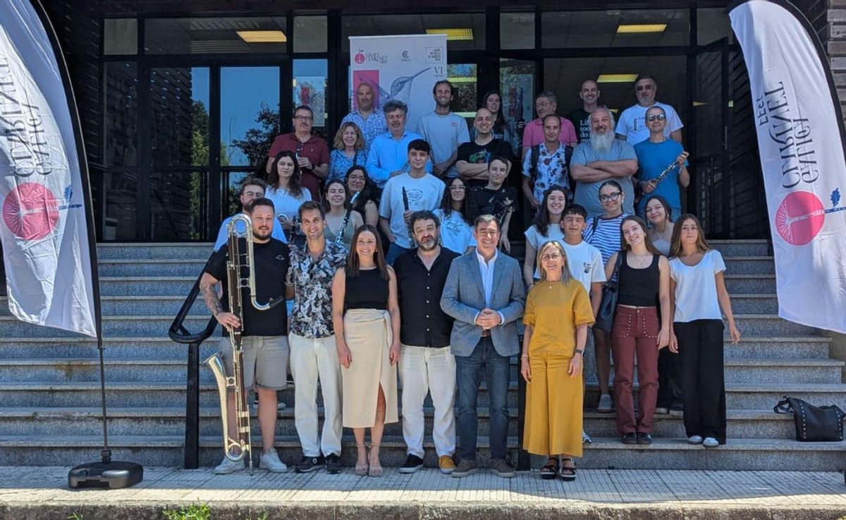 Román Rodríguez visita la academia del Galicia Clarinet Fest
El conselleiro de Educación, Román Rodríguez, visitó ayer la academia del Galicia Clarinet Fest. Rodríguez destacó que «este tipo de iniciativas consolidan a Galicia como un espacio que apuesta por la excelencia artística y la proyección internacional del talento musical». Estuvo acompañado por las concejalas Begoña Blanco y Paz Pérez, y por el director artístico Xocas Meijide. El certamen alcanza hoy su penúltima jornada con la actuación de la Real Philarmonía, a las 21.00 horas, en la sala Tuno Valdés del Auditorio de Lalín. Será el estreno mundial de la obra Paradoxe, de Alexandre Kosmicki.