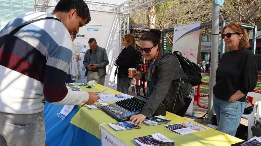 Notable afluencia a la feria del empleo de Torrent