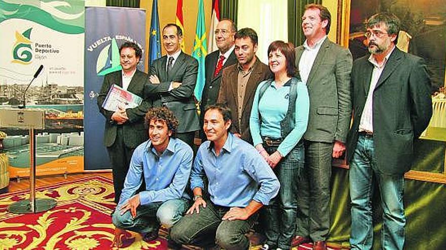 Palacios y Merediz, agachados, durante la presentación de la Vuelta a España.