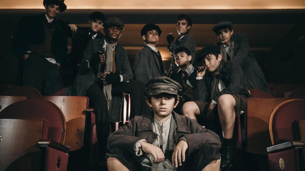 El joven alcorino Dani Escrig y el resto del elenco del musical 'Oliver Twist'.