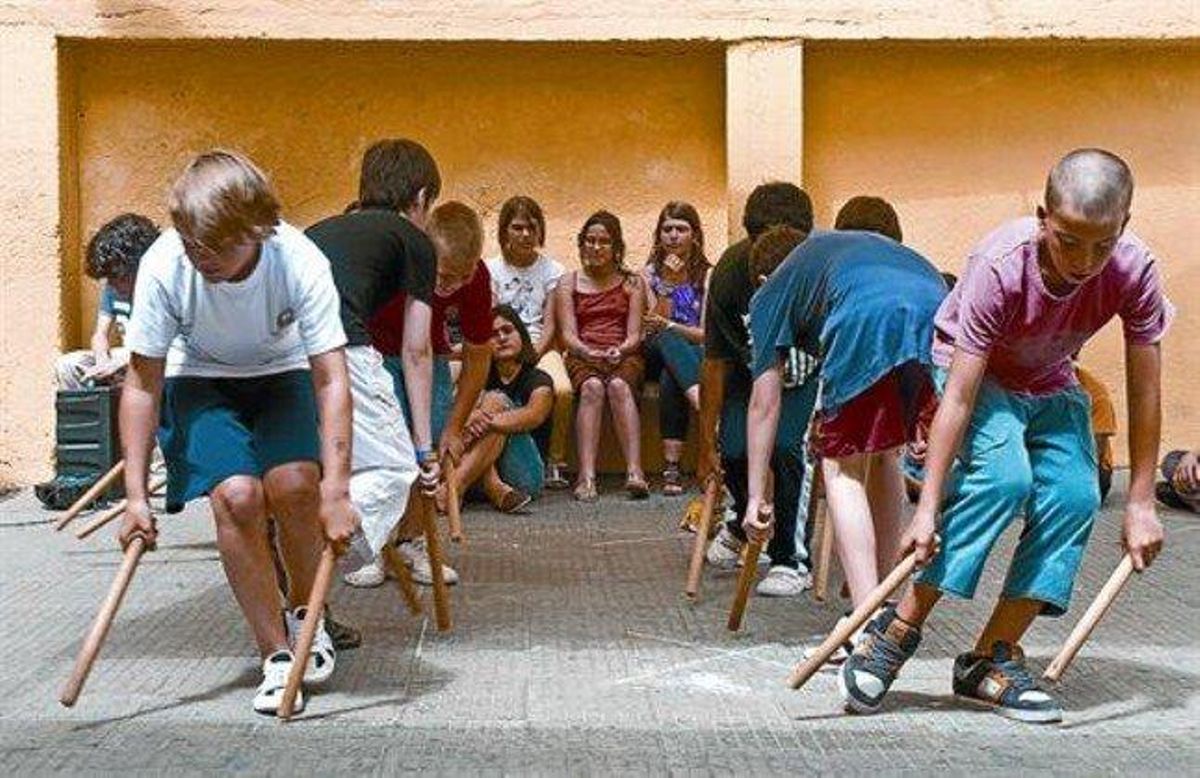 AssaigAlumnes de sisè de primària de l’escola LYS, en ple ball de bastons. AssaigAlumnes de sisè de primària de l’escola LYS, en ple ball de bastons.