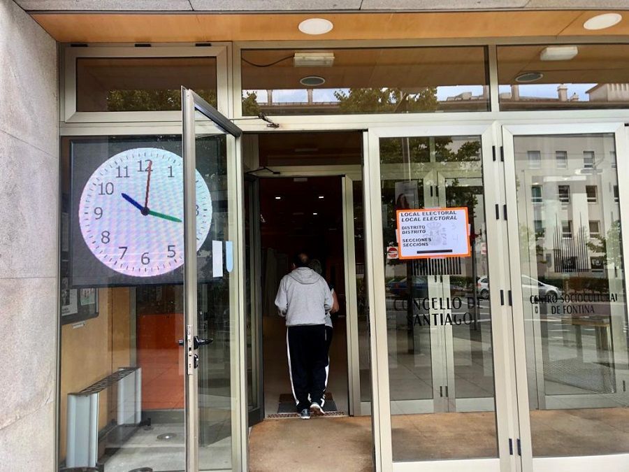 Colegio electoral en el Centro Sociocultural de Fontiñas