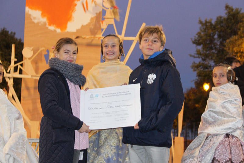 Entrega de los certificados de la Unesco a las Fallas infantiles