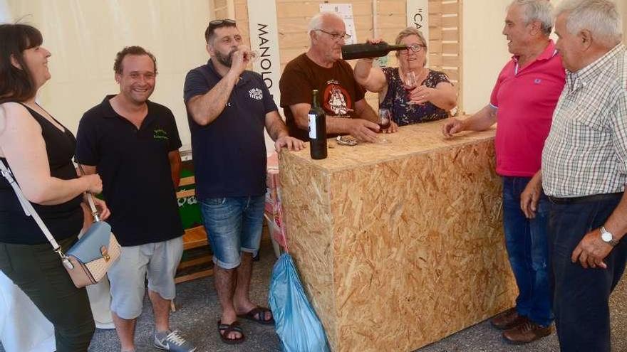 Un grupo de asistentes a la Mostra do Vino, ayer en uno de los puestos de degustación. // Rafa Vázquez