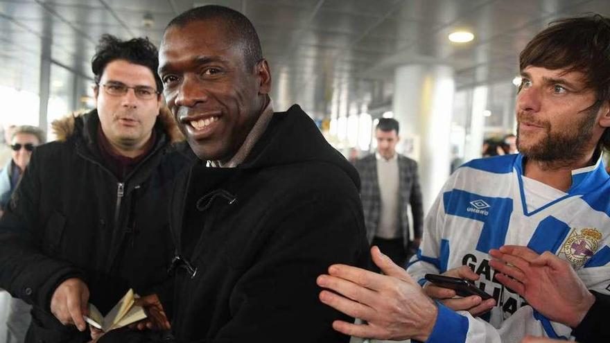 El holandés Seedorf, ayer a su llegada a Alvedro.