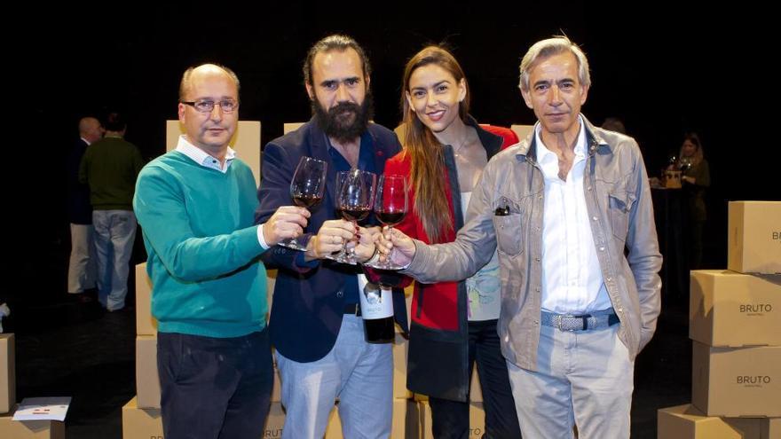 Miguel Gil (izquierda), Jorge Martínez, Irene Meritxell e Imanol Arias, en la presentación del caldo Bruto.