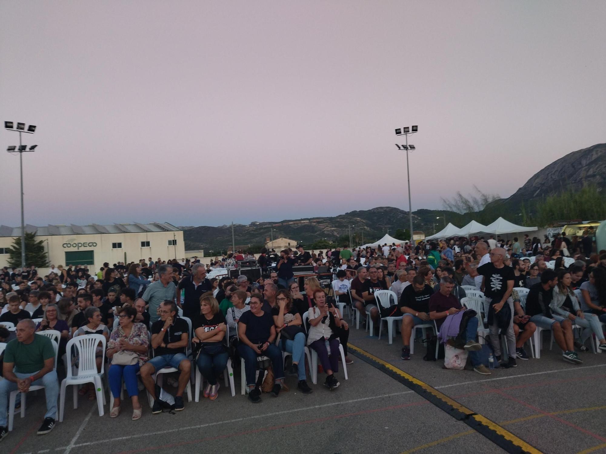 Más de 4.000 abrazos de solidaridad a los 14 jóvenes antifascistas de Pego encausados