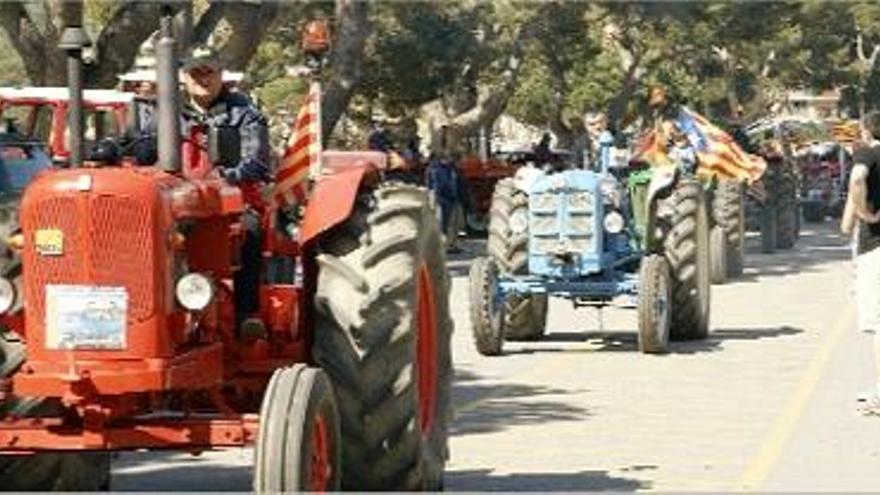 Sant Feliu de Guíxols celebra la trobada de tractors antics