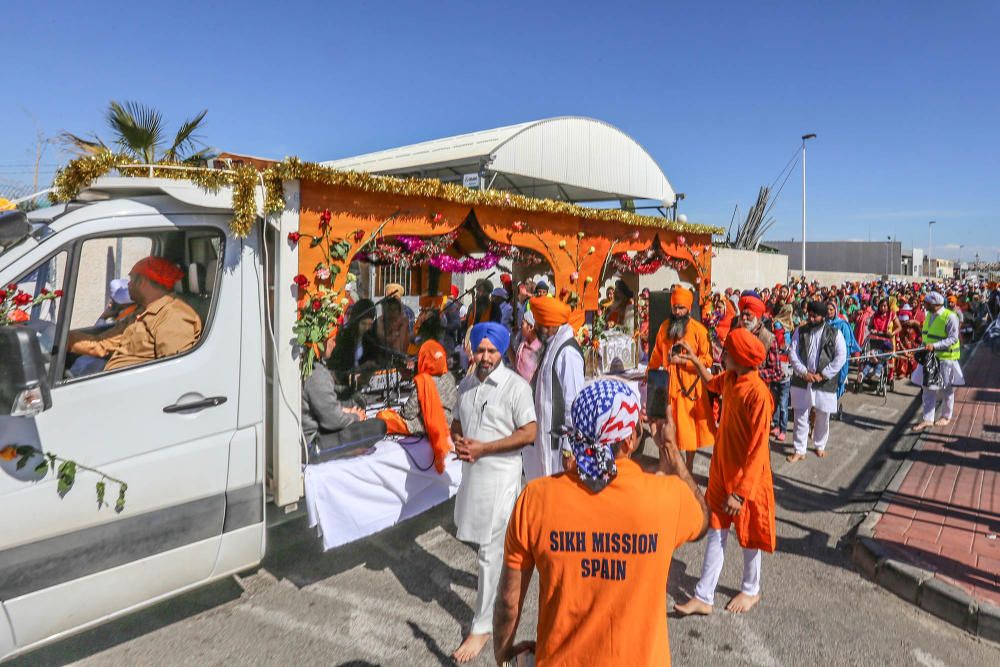 La comunidad Sikh recorre Torrevieja en un colorid