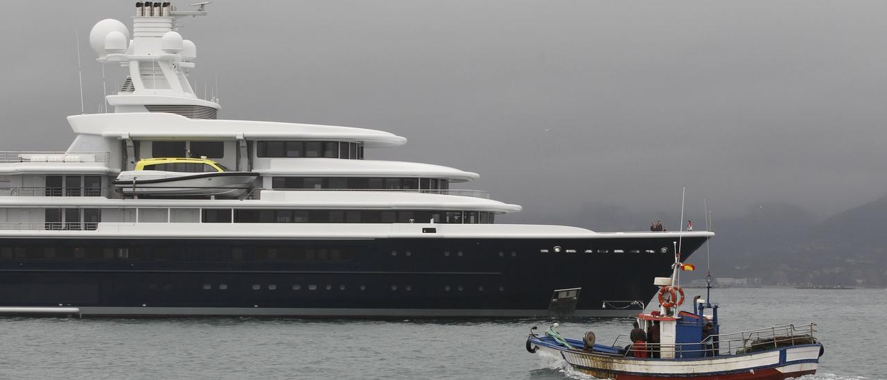 El &quot;Luna&quot;, uno de los muchos megayates que ha tenido Roman Abramovich, durante una visita a Vigo.