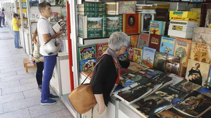 La Feria del Libro se inauguró el jueves y permanecerá en la Porta do Sol hasta el sábado. // Marta G. Brea