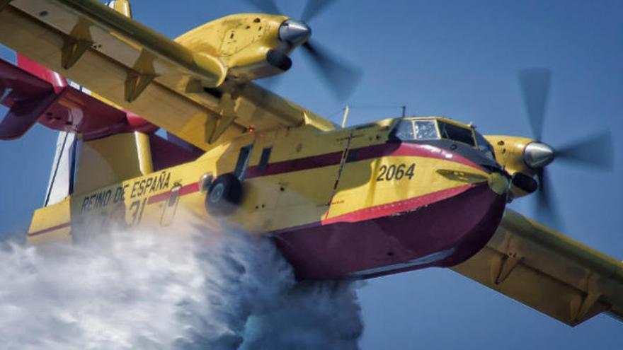 Aviones anfibios militares practican en Canarias la extinción de incendios