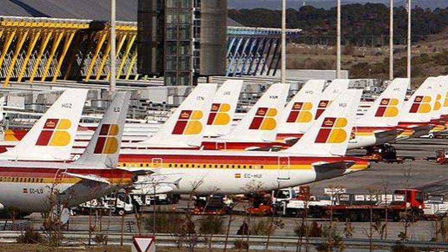 Aviones de Iberia estacionados en la Terminal 4 del aeropuerto madrileño de Barajas, este jueves.