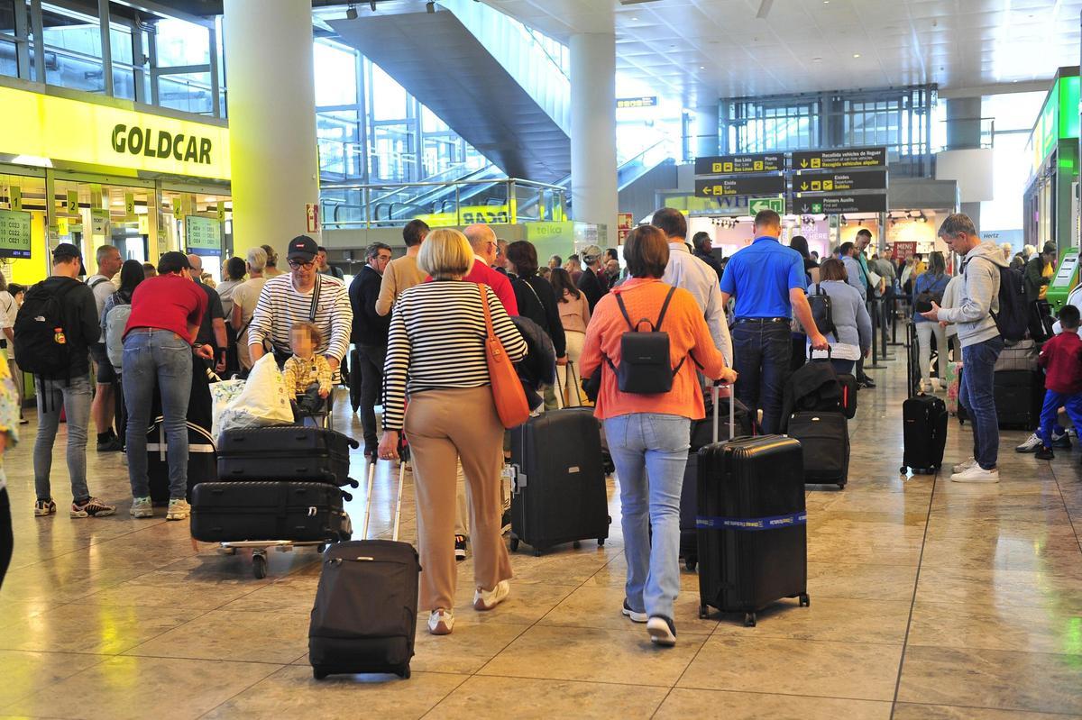 El aeropuerto Alicante-Elche, repleto de turistas