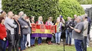Más de un centenar de personas participan en el acto unitario en Gijón para conmemorar la II República