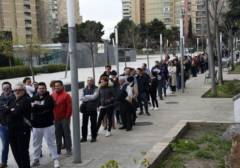 Largas colas para adquirir entradas para el derbi aragonés