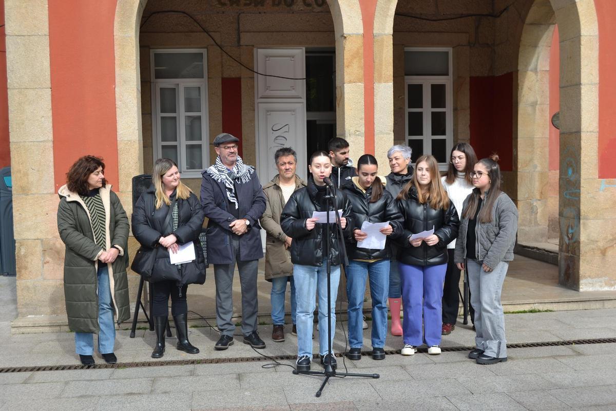 El acto central del 8-M delante del Concello de Bueu en la edición del año pasado.