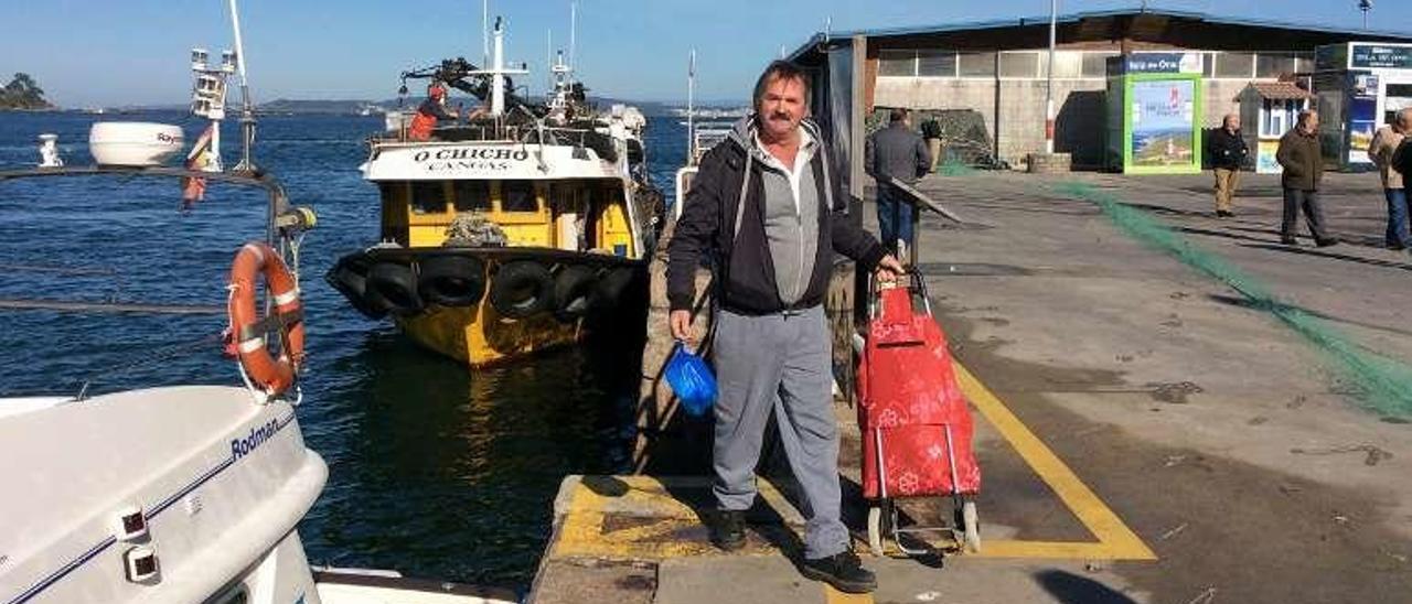 Pepe Otero, ayer, al llegar a Bueu con la medicación en la mano. // GN