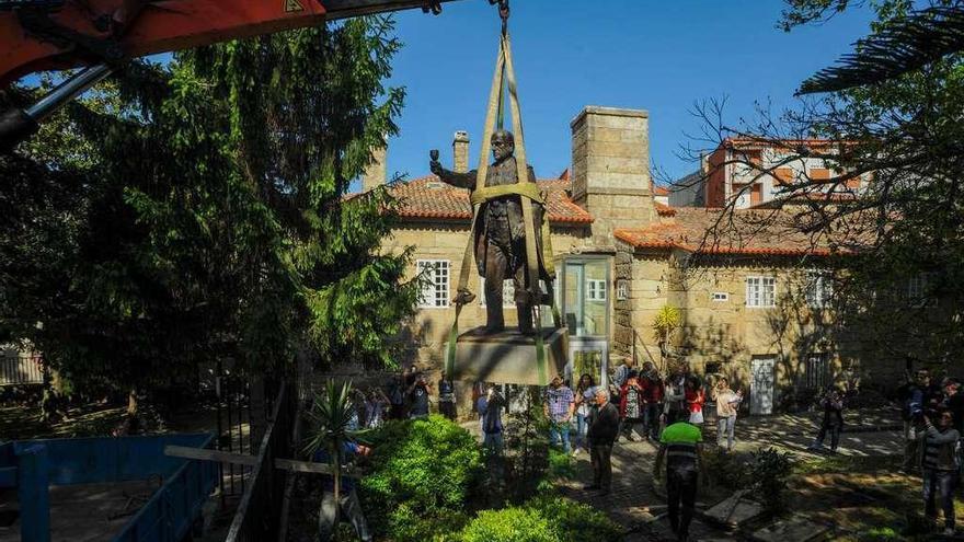 Un momento de la retirada de la estatua de Fraga, ayer, en Cambados.