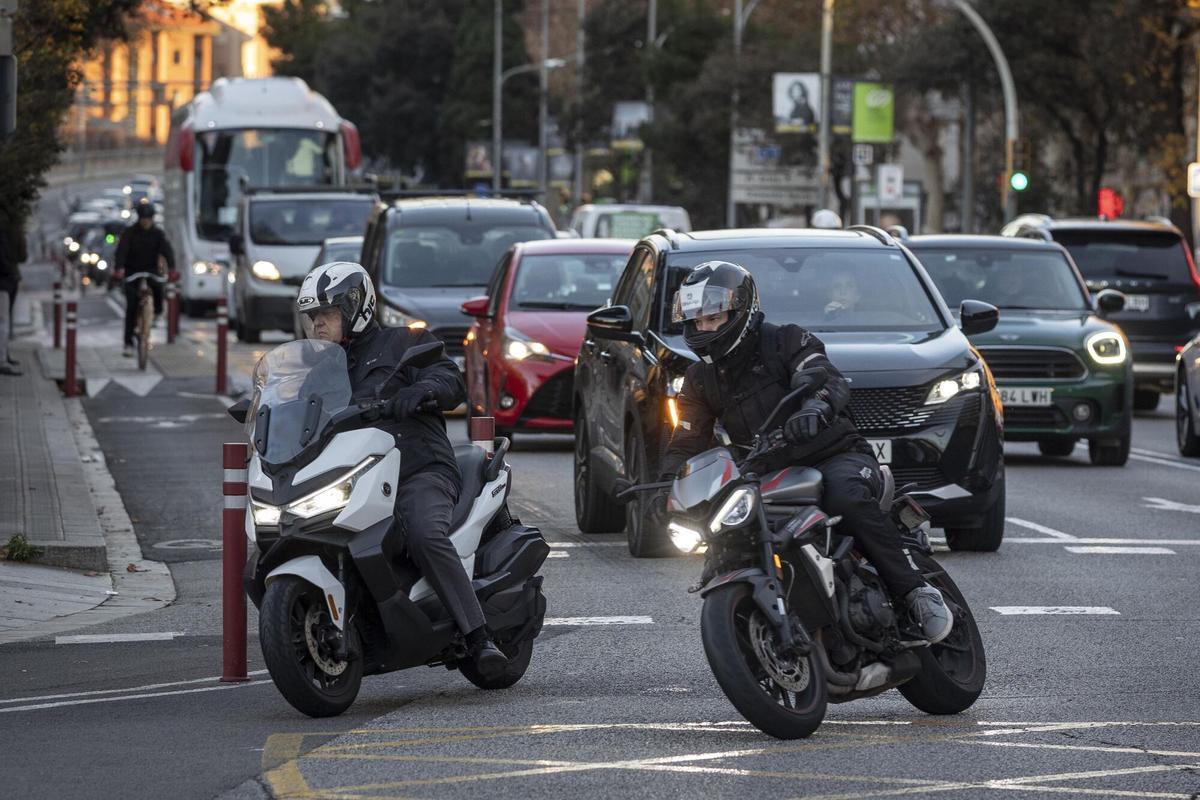 Entrarà en vigor: Catalunya prohibirà fer aquesta maniobra a les motos a la carretera (que sí que es podrà fer a la resta d’Espanya)