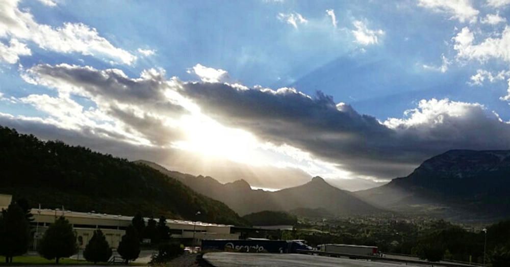 Sant Llorenç de Morunys. El sol ja s'amaga però es resisteix a marxar, atravessa els núvols amb els seus últims rajos del dia per dir-nos que demà tornarà.