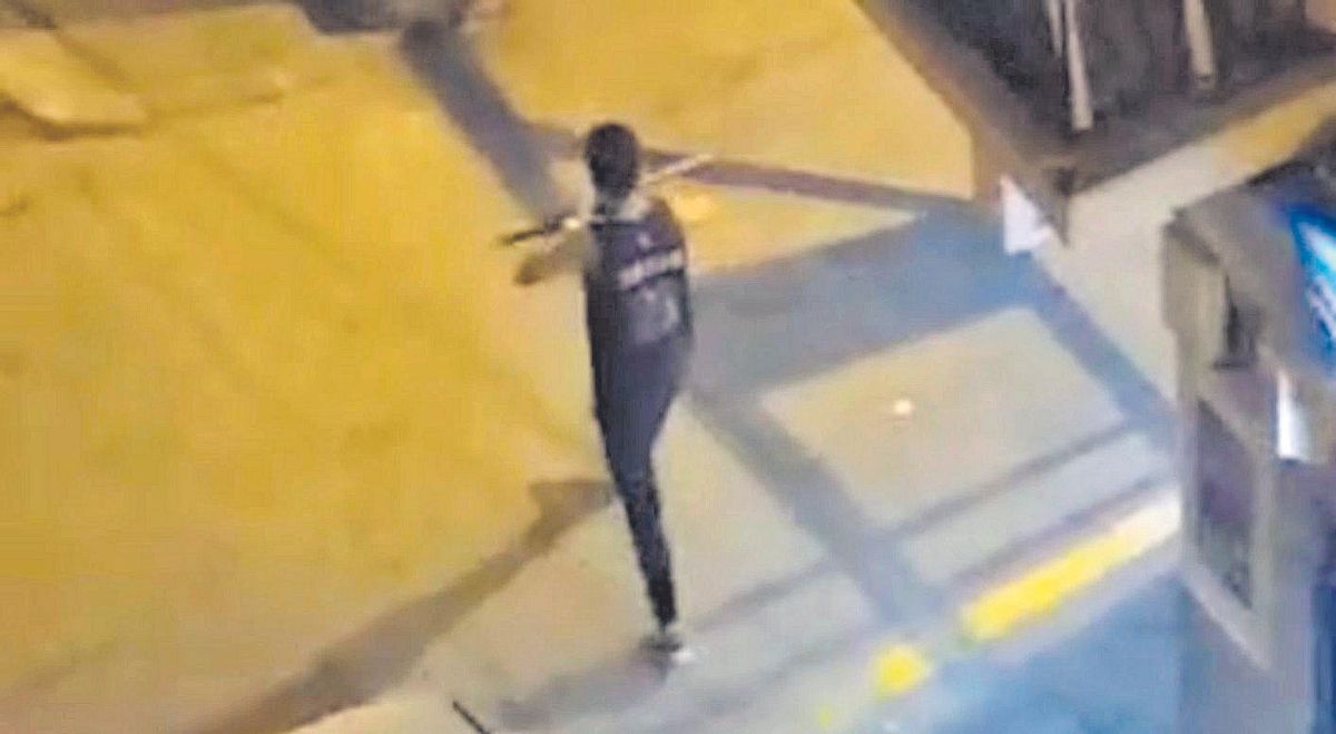 El hombre fue grabado mientras deambulaba por una calle de s’Arenal armado con una katana.