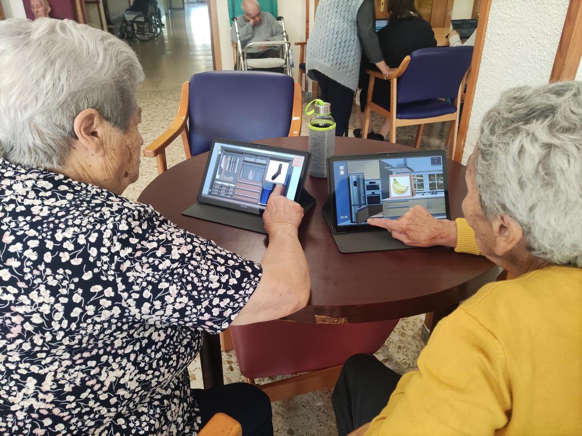 Dos mujeres utilizan una aplicación interactiva en una tablet.