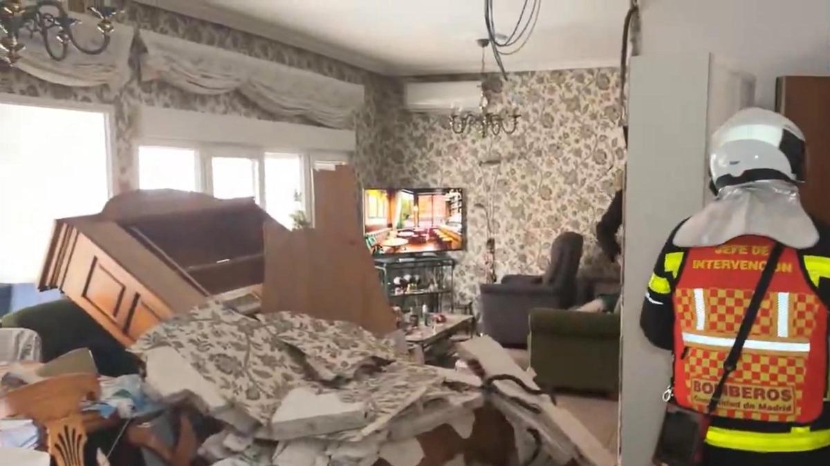 Un bombero dentro de la casa de Aranjuez que ha sufrido una explosión de gas.