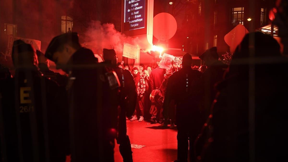 Policías (en primer término) se enfrentan a los manifestantes que protestan a las puertas de los premios Cesar contra las 12 nominaciones a Polanski, el 28 de febrero del 2020 en París