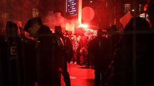 Policías (en primer término) se enfrentan a los manifestantes que protestan a las puertas de los premios Cesar contra las 12 nominaciones a Polanski, este viernes en París.