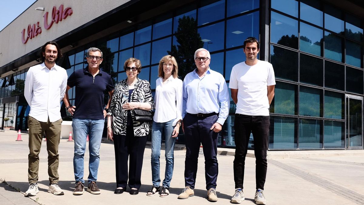 D’esquerra a dreta, Guillem i Josep Maria Vilà, Núria Vila i Dolors, Joan i Ferran Vilà, davant la seu del grup, a Sant Joan de Vilatorrada