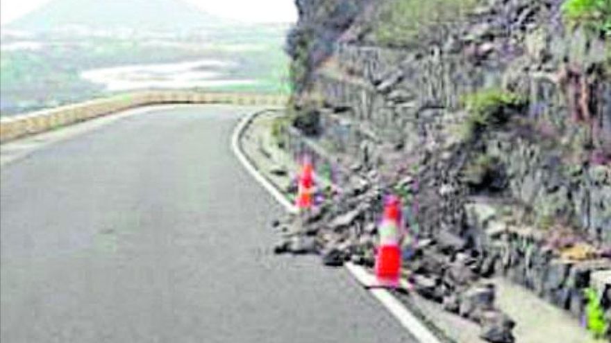 The Cabildo de Tenerife urgently repairs a damaged wall on the Punta de Teno road