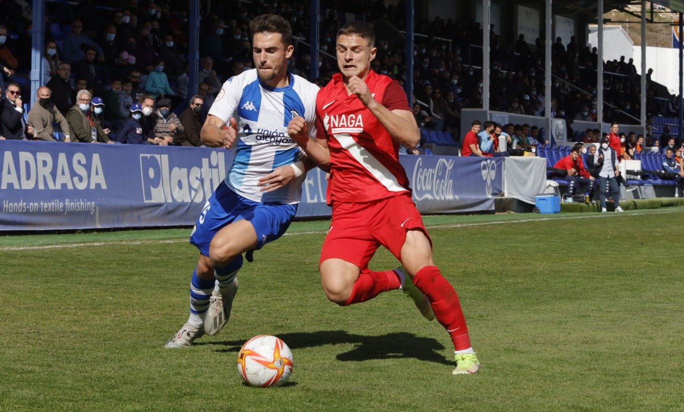 El Alcoyano derrota al Sevilla Atlético gracias a un doblete del central en los diez primeros minutos