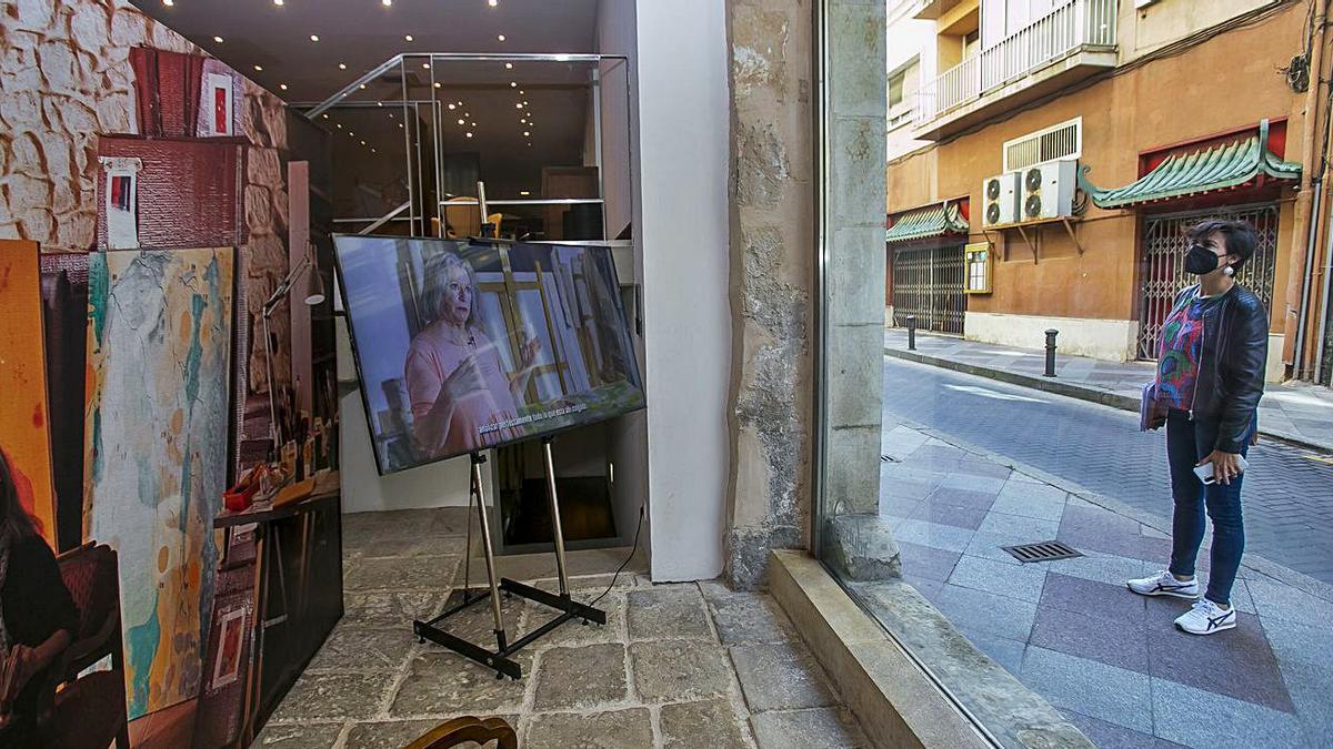 El vídeo y una foto de la artista se pueden ver a través del ventanal. | HÉCTOR FUENTES