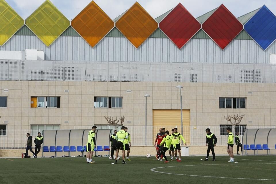 El Elche entrena en un campo de césped artificial