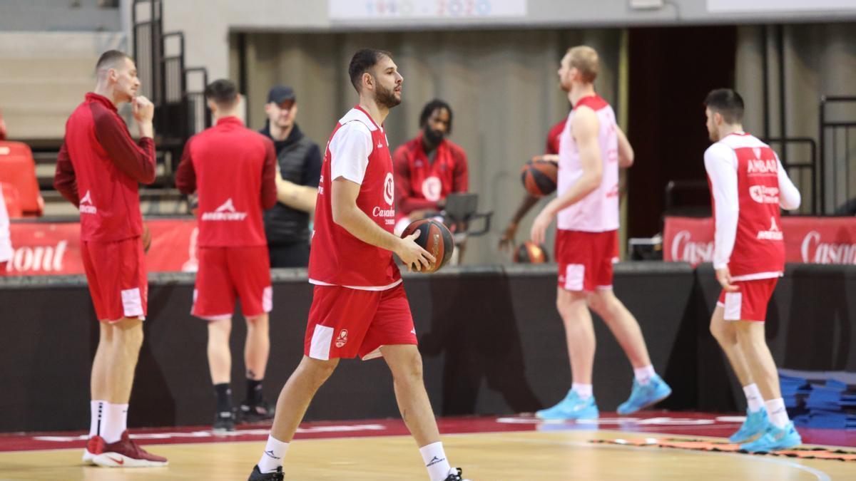 Iván Cruz, que debuta este domingo con el Casademont, durante un entrenamiento.