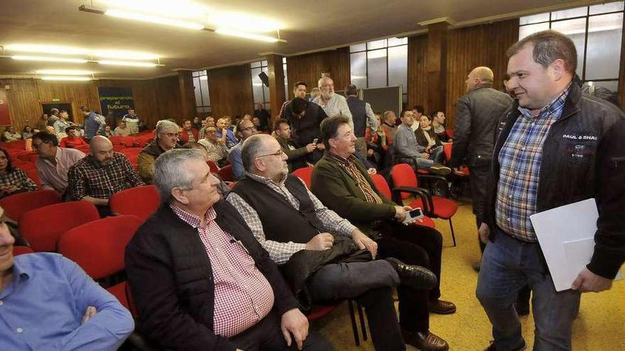 Alperi, a la derecha, conversa con afiliados del SOMA antes de iniciarse la asamblea en Mieres.