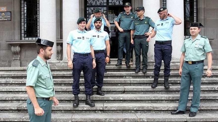 Los policías lusos, ayer ante la Subdelegación. // R. Vázquez