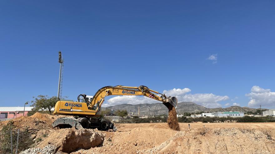 Crevillent levanta un campo de fútbol playa y pistas de pádel a unos metros de donde irá la piscina