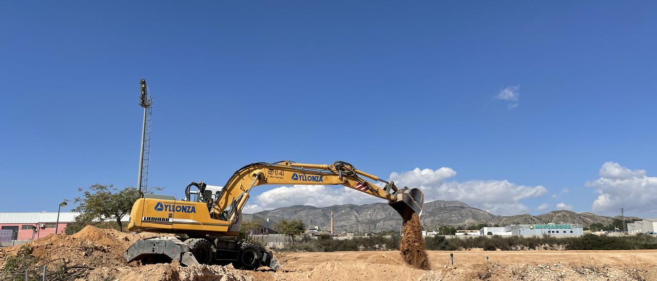 Maquinaria preparando el terreno para el futuro campo de fútbol playa y las pistas de pádel en el pabellón Félix Candela