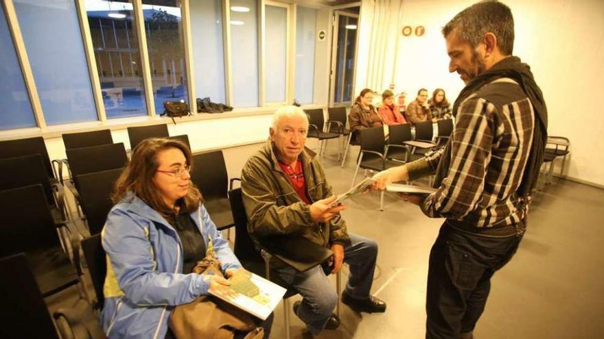 Fins Eirexas entrega guías sobre compostaje a los asistentes a la reunión. // Bernabé/Gutier