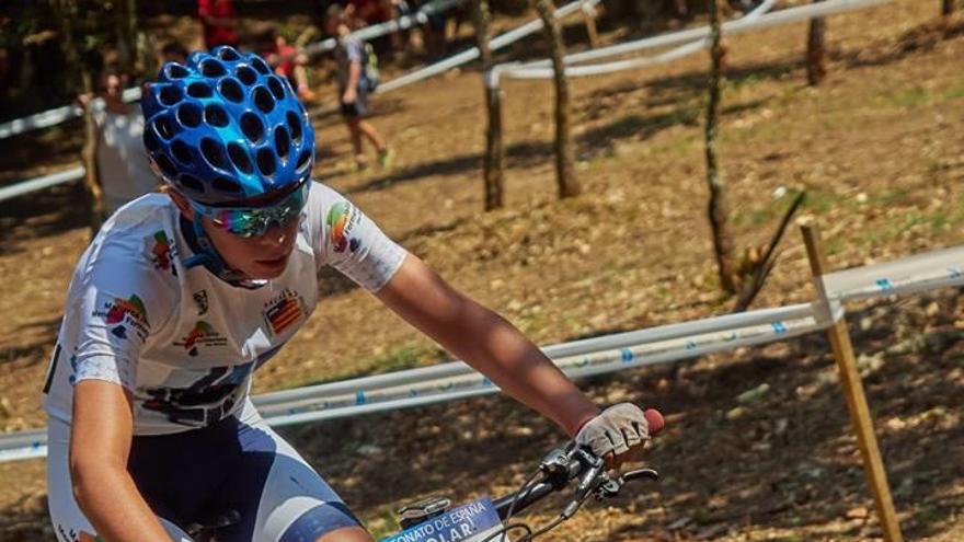 la ciclista mallorquina LucÃ­a GÃ³mez en competiciÃ³n.