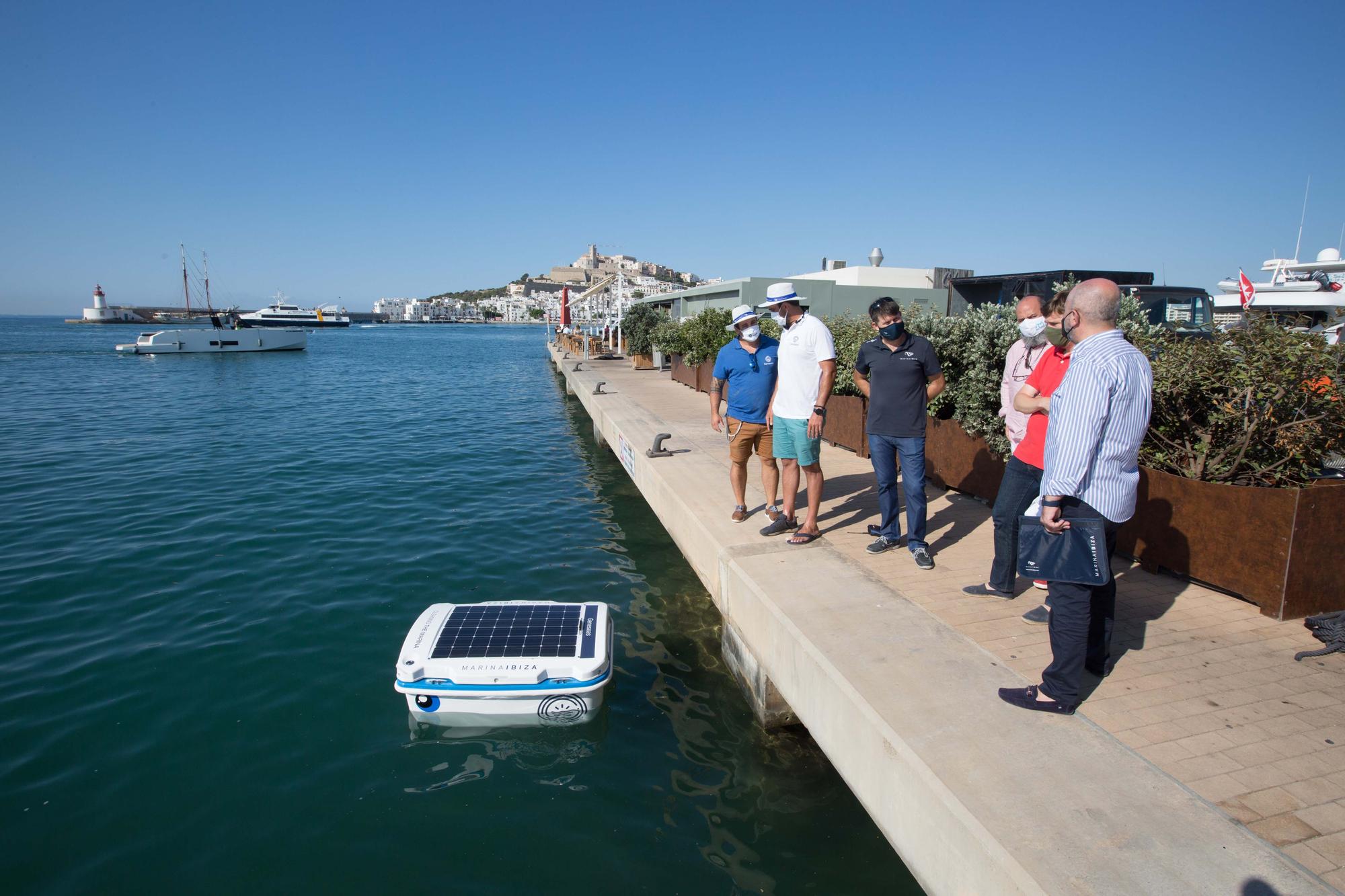 El ‘Geneseas’, un robot pionero en España limpia las aguas de la Marina Ibiza