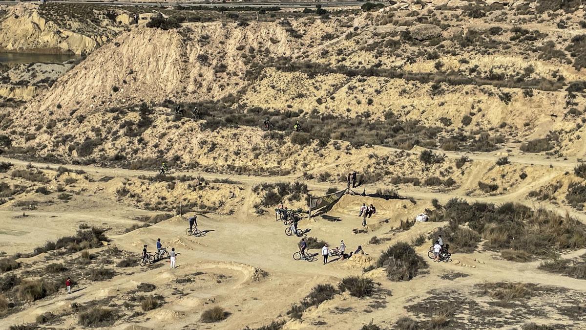 El cierre perimetral del municipio de Alicante los fines de semana multiplica las excursiones familiares a las lagunas de Rabasa